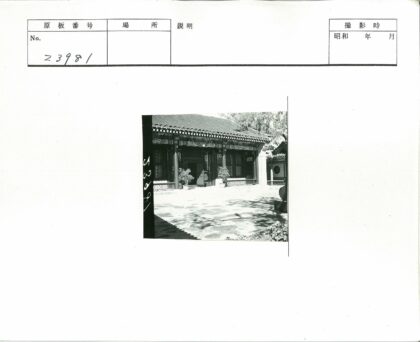 传统建筑瓦顶柱饰庭院景观.jpg