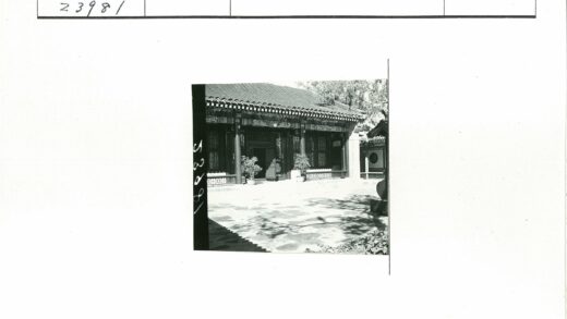 传统建筑瓦顶柱饰庭院景观.jpg