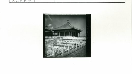 传统建筑瓦顶栏杆晴空.jpg