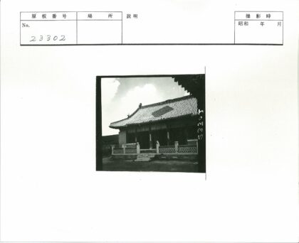 传统建筑瓦顶狮子雕像.jpg