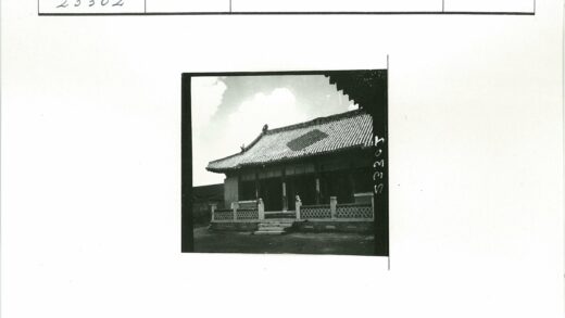 传统建筑瓦顶狮子雕像.jpg