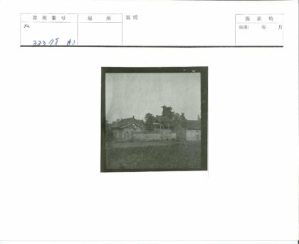 传统建筑瓦顶石墙自然景.jpg