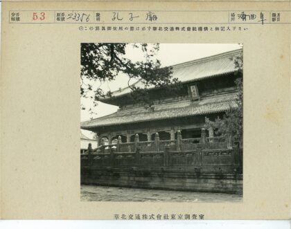传统建筑瓦顶石栏景观.jpg