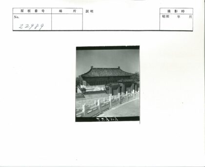 传统建筑瓦顶石栏景观.jpg
