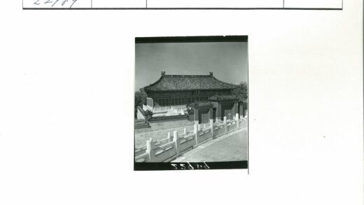传统建筑瓦顶石栏景观.jpg