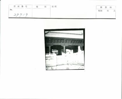传统建筑瓦顶石栏装饰细节.jpg