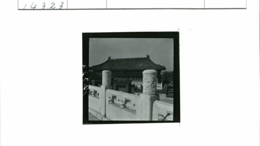 传统建筑瓦顶石栏雕柱晴空.jpg