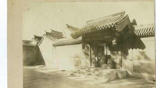传统建筑瓦顶石门庭院.jpg