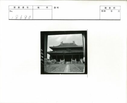 传统建筑瓦顶石阶入口.jpg