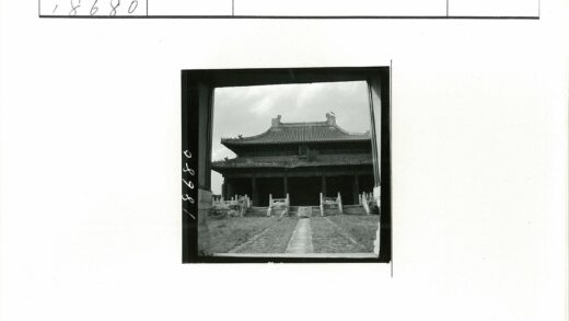 传统建筑瓦顶石阶入口.jpg