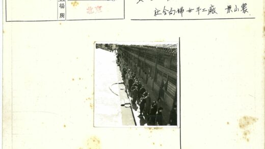 传统建筑瓦顶窗格排队场景.jpg
