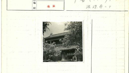 传统建筑瓦顶绿树前大锅.jpg