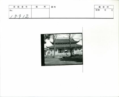 传统建筑瓦顶翘檐冬日庭院.jpg