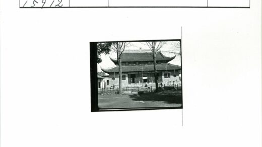 传统建筑瓦顶翘檐冬日庭院.jpg