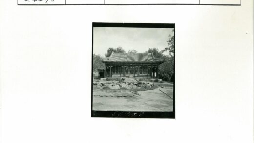 传统建筑瓦顶花园景观.jpg
