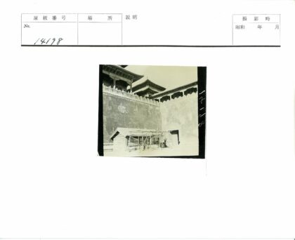 传统建筑瓦顶门楼与脚手架.jpg