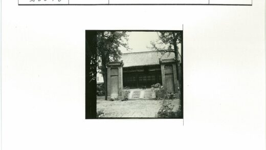 传统建筑瓦顶雕柱庭院.jpg