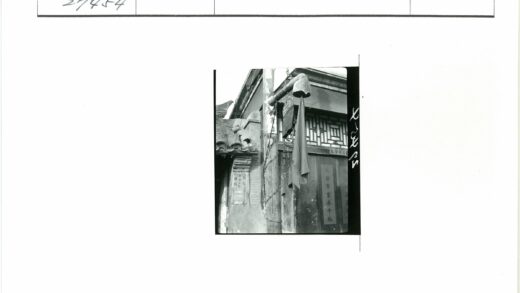 传统建筑瓦顶雕花钟杆木门.jpg