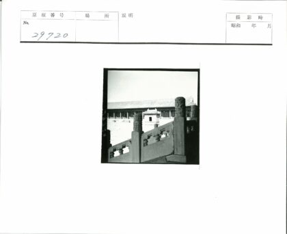 传统建筑瓦顶龙纹石栏景观.jpg