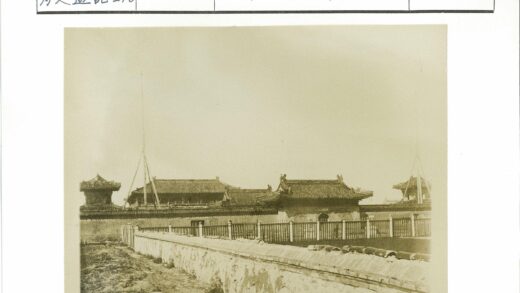 传统建筑石墙铁栅栏华丽屋顶.jpg