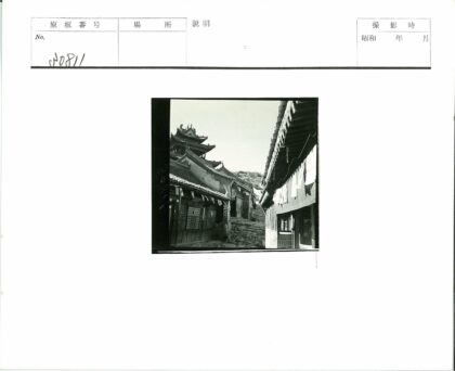 传统建筑石头巷晴空.jpg