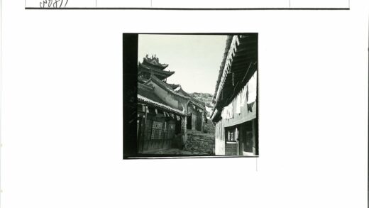 传统建筑石头巷晴空.jpg