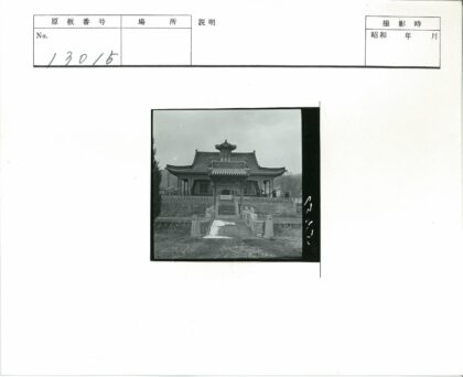 传统建筑石径雕门景观.jpg