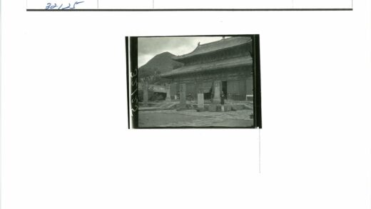 传统建筑石柱与云雾山景.jpg