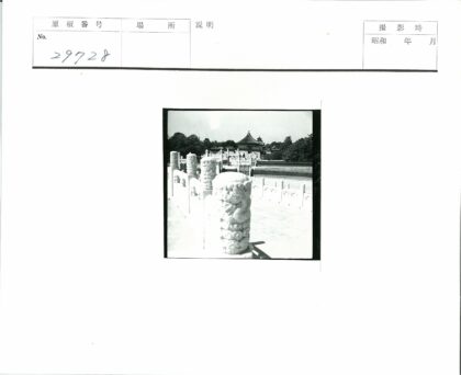传统建筑石柱栏杆与弯曲屋顶.jpg