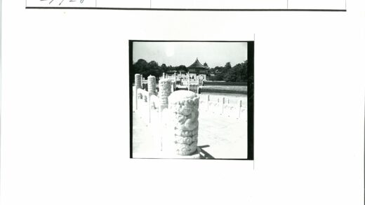 传统建筑石柱栏杆与弯曲屋顶.jpg