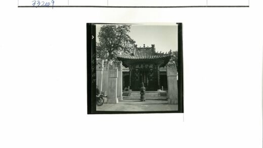 传统建筑石柱香炉大树景观.jpg