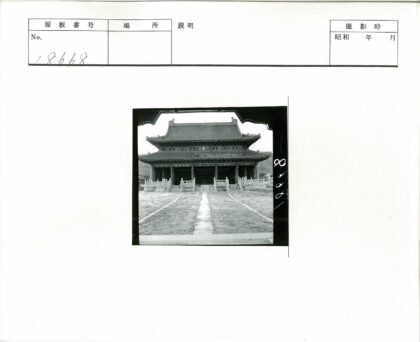 传统建筑石栏拱门山景.jpg