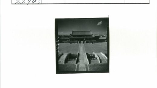 传统建筑石桥草地风光.jpg