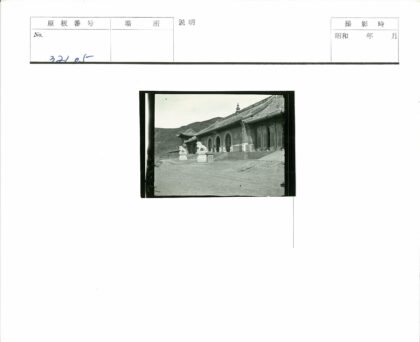 传统建筑石狮与山脉景观.jpg