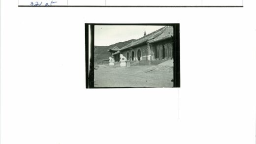 传统建筑石狮与山脉景观.jpg