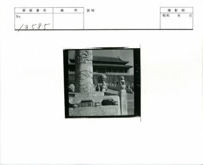 传统建筑石狮与雕柱景观.jpg