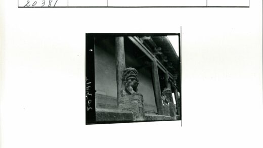 传统建筑石狮子与木柱梁.jpg