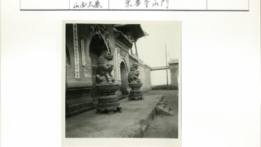 传统建筑石狮守卫入口台阶.jpg