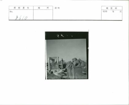 传统建筑石狮雕像与拱门小路.jpg
