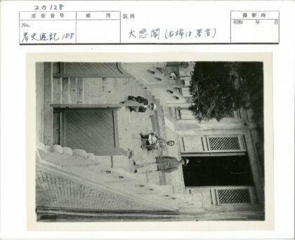 传统建筑石阶人物与木门景.jpg