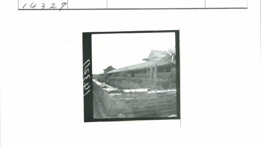 传统建筑砖墙瓦顶晴空.jpg