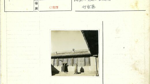 传统建筑窗前双人合影.jpg