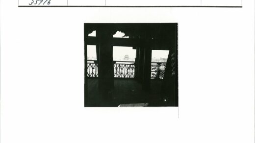 传统建筑窗景与远方宝塔.jpg