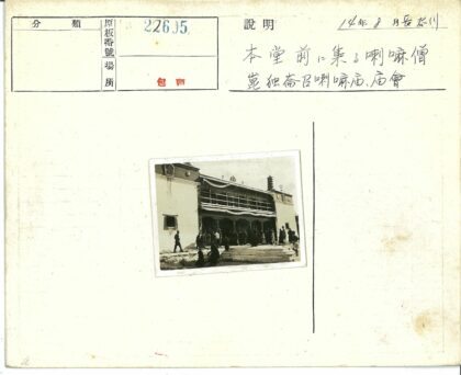 传统建筑立面与人群聚集.jpg