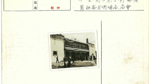 传统建筑立面与人群聚集.jpg