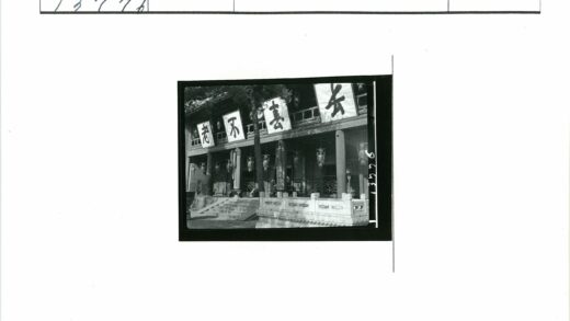 传统建筑立面与灯笼楼梯景观.jpg