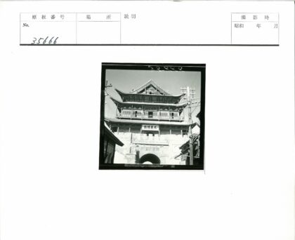 传统建筑细节与晴空街景.jpg