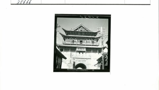 传统建筑细节与晴空街景.jpg