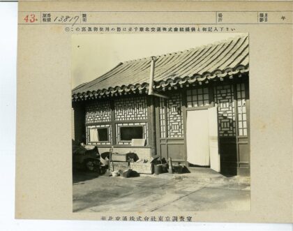 传统建筑细节与门前杂物.jpg