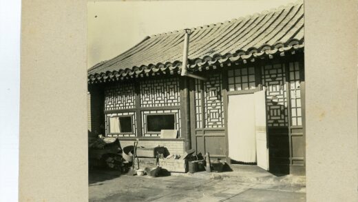 传统建筑细节与门前杂物.jpg